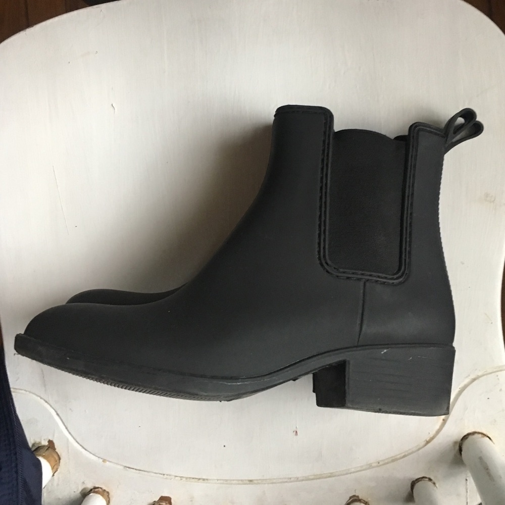Cute chelsea rainboots!